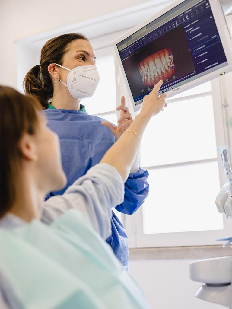 Dentista mostra exame 3D para tratamento com alinhadores transparentes